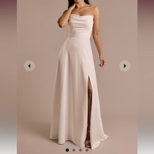 David’s Bridal Wedding Dress size 6 

Matte Satin Sculpted Bodice A-Line